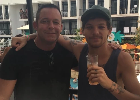 Lūiss Tomlinsons ir ziedojis ievērojamu, četrciparu summu, lai apmaksātu dzīvību glābjošu operāciju bijušajam “One Direction” miesassargam Prestonam Meihonam.