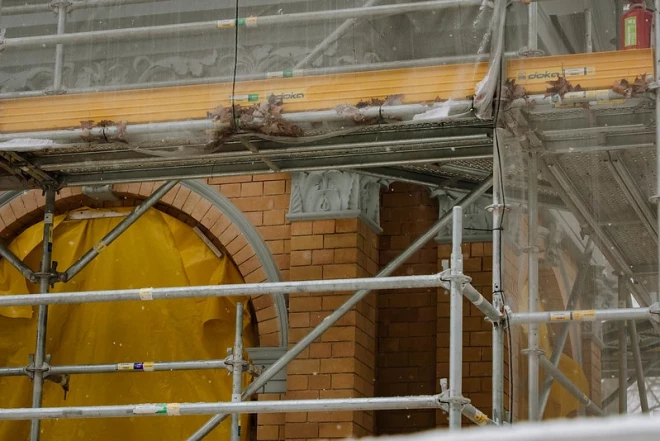 В этом году выполняются работы, которые затрагивают как конструкции здания, так и фасад и инженерные сети.