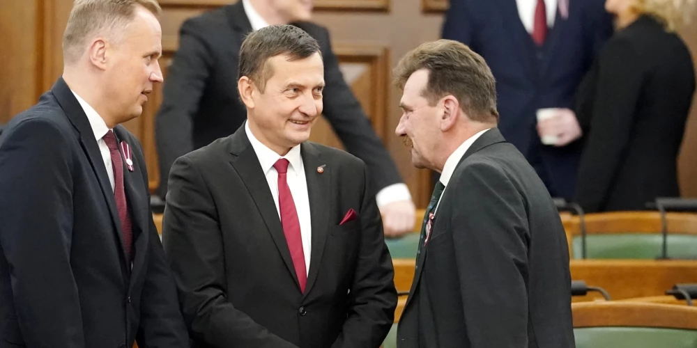 Saeimas deputāti Edgars Tavars (no kreisās), zemkopības ministrs Armands Krauze un Ingmārs Līdaka piedalās Saeimas svinīgajā sēdē par godu Latvijas Republikas proklamēšanas 107. gadadienai.