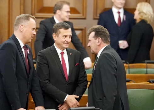 Saeimas deputāti Edgars Tavars (no kreisās), zemkopības ministrs Armands Krauze un Ingmārs Līdaka piedalās Saeimas svinīgajā sēdē par godu Latvijas Republikas proklamēšanas 107. gadadienai.