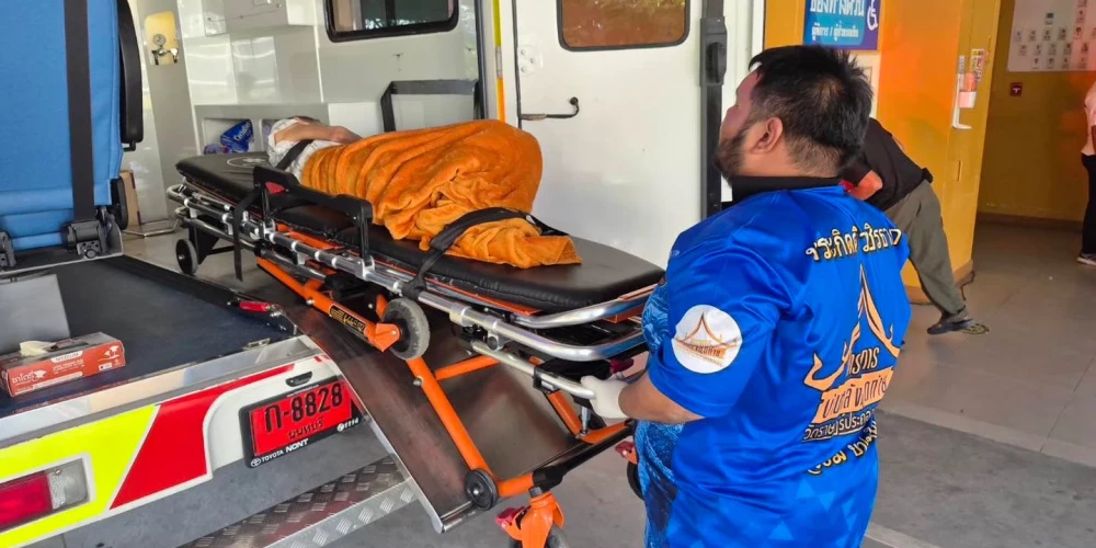 65 gadus vecā kundze svētdien tika aizvesta uz slimnīcu. 