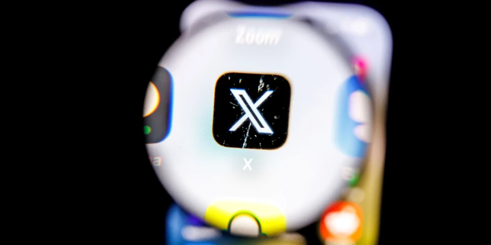 "Yad Vashem" svētdien platformā "X" ierakstīja, ka "Polija bija pirmā valsts, kur ebreji tika piespiesti valkāt dzeltenu nozīmi, lai viņus izolētu no apkārtējiem cilvēkiem". 