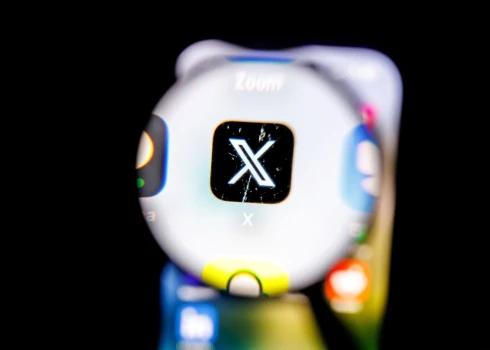 "Yad Vashem" svētdien platformā "X" ierakstīja, ka "Polija bija pirmā valsts, kur ebreji tika piespiesti valkāt dzeltenu nozīmi, lai viņus izolētu no apkārtējiem cilvēkiem". 