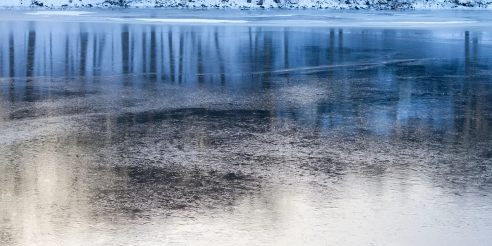 Smiltenes novada pašvaldība jau pasteigusies ieviest aizliegumu atrasties uz publisko ūdenstilpju ledus.