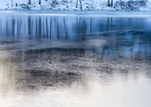 Smiltenes novada pašvaldība jau pasteigusies ieviest aizliegumu atrasties uz publisko ūdenstilpju ledus.