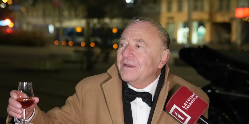 Яков Рафальсон у театра Dailes перед церемонией.