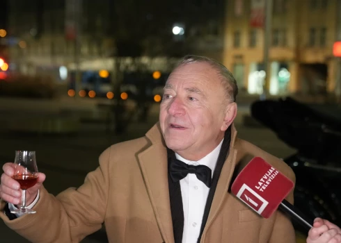 Яков Рафальсон у театра Dailes перед церемонией.