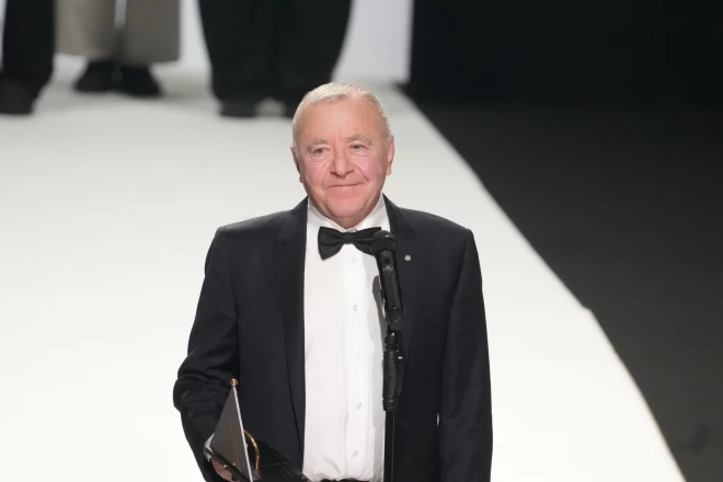 Яков Рафальсон получает награду "За жизненный вклад в театральное искусство".