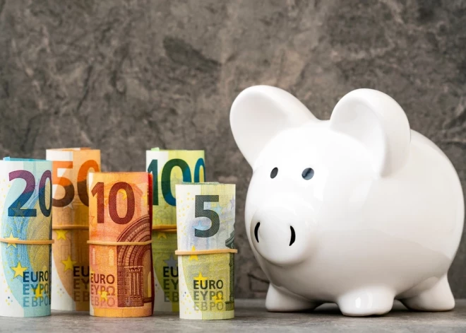 Жителям Латвии напомнят о простой формуле, которая может заметно изменить их будущие пенсии: когда и где?