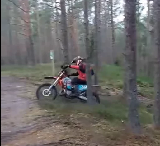 Papes dabas parkā motobraucēji izbraukā dabas takas.