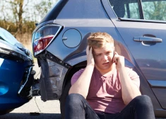 325 аварий за пять лет: несовершеннолетние латвийцы садятся за руль без прав - и родители им это позволяют