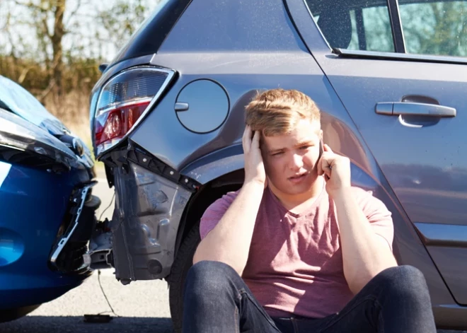 325 аварий за пять лет: несовершеннолетние латвийцы садятся за руль без прав - и родители им это позволяют