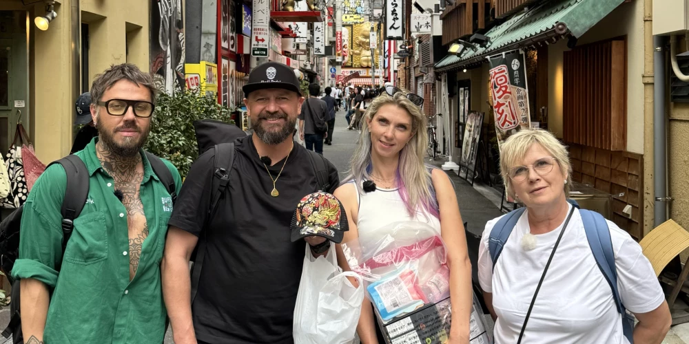 "Četri uz koferiem" Japānā. No kreisās: Kašers, Armands Simsons, Anete Bendika, Diāna Zande.