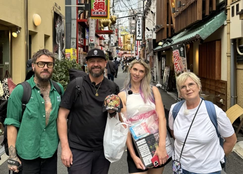 "Četri uz koferiem" Japānā. No kreisās: Kašers, Armands Simsons, Anete Bendika, Diāna Zande.