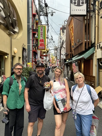 "Četri uz koferiem" Japānā. No kreisās: Kašers, Armands Simsons, Anete Bendika, Diāna Zande.