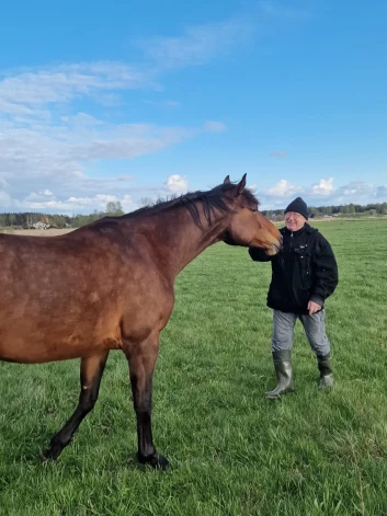 Jānis Pavlovskis bija prieka pilns, kad ar meitu Lieni un viņas vīru brauca uz pļavu, kur mazmeita nodarbojās ar zirgiem.
