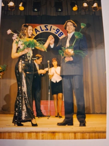 Kleita, kuru Lottes mamma vilka 1998. gadā, piedaloties Talsu rajona skaistumkonkursā. Blakus Evitai – viņas brālis Mārtiņš.