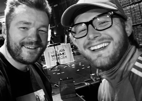 Kaspara atmiņās Kārlis bija radīts kustībai – līdzīgs ūdenim un vējam, kuri nekad nepaliek mierā. Viņš nav spējis nosēdēt uz vietas. Viņš nemitīgi šķetinājis jaunas idejas pasaules piedzīvošanai. 