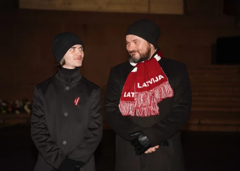 Tēvs ar dēlu koncertā "Mantojums".