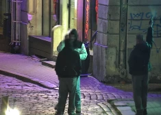 VIDEO: policisti Vecrīgā nepilnas minūtes laikā aiztur jaunieti ar šaujamieroci