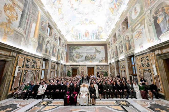 Latvijas svētceļnieki piedalījās Svētajā Misē pie Svētā Pētera katedras altāra latviešu valodā.