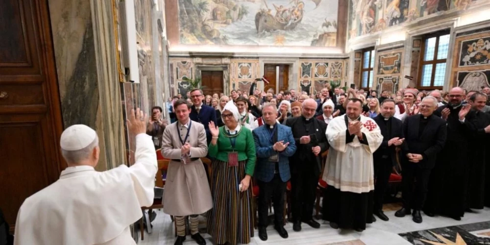 Latvijas svētceļnieki piedalījās Svētajā Misē pie Svētā Pētera katedras altāra latviešu valodā.