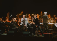 Renārs Kaupers, Daumants Kalniņš, Ieva Kerēvica un Liepājas simfoniskais orķestris aizkustina klausītājus ar koncertprogrammu “Mārtiņš Brauns. Dziesma par spēli”. FOTO