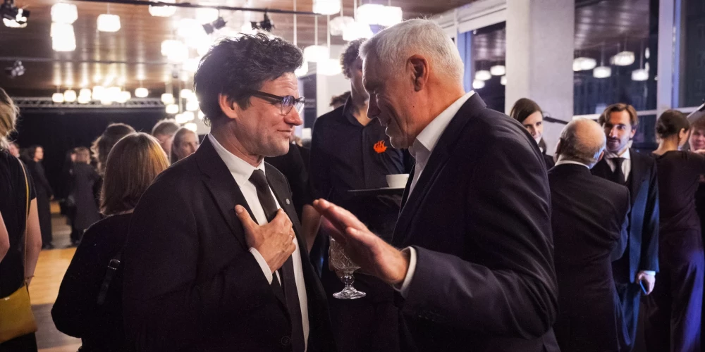 После официальной части у театральных деятелей была возможность пообщаться, поздравить победителей и насладиться компанией друг друга на вечерней светской части.