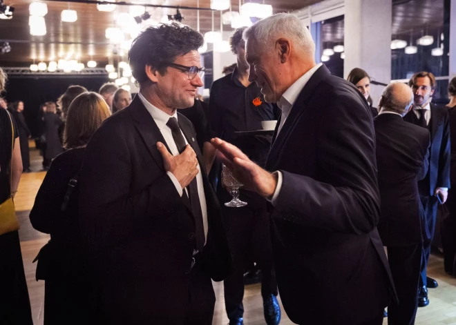  После официальной части у театральных деятелей была возможность пообщаться, поздравить победителей и насладиться компанией друг друга на вечерней светской части.