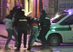 ВИДЕО: ночная ссора молодых людей в Риге переросла в инцидент с выстрелом и приездом полиции