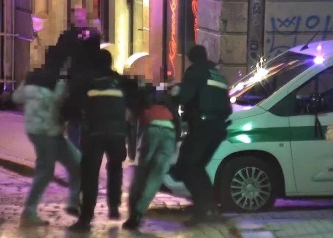 ВИДЕО: ночная ссора молодых людей в Риге переросла в инцидент с выстрелом и приездом полиции