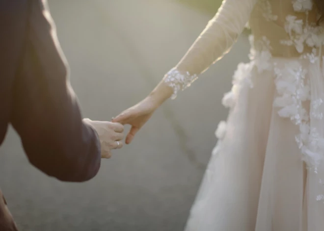 Līgava kāzu fotogrāfijās pamanīja svešinieci: patiesība pārsteidz