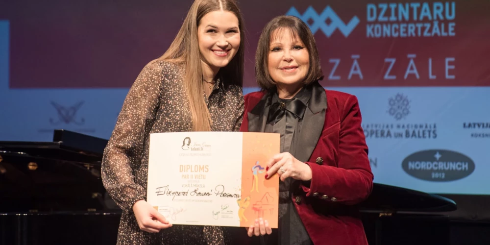 В исполнении молодых одаренных исполнителей со сцены прозвучат произведения мировых прославленных композиторов.