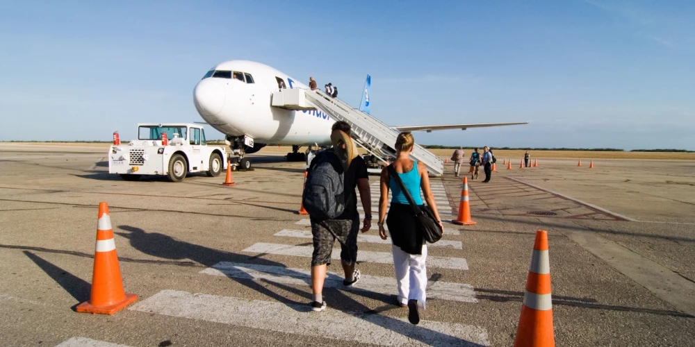 ASV Federālā aviācijas pārvalde piektdien aicināja civilās lidmašīnas Venecuēlas gaisa telpā "ievērot piesardzību".