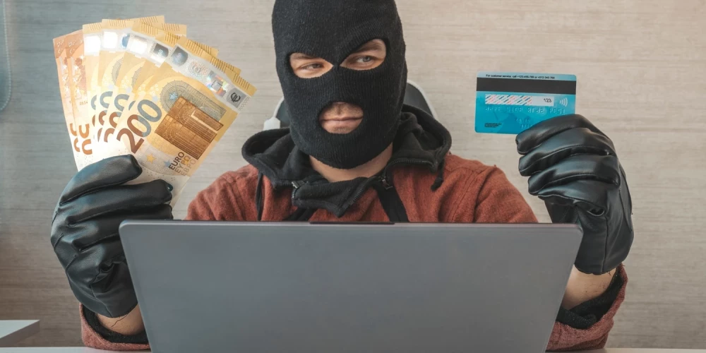 - Телефонное и инвестиционное мошенничество остаются главными угрозами для клиентов латвийских банков.