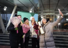 FOTO: lidostā sirsnīgi sagaida pasaules čempioni pludmales volejbolā Tīnu Graudiņu