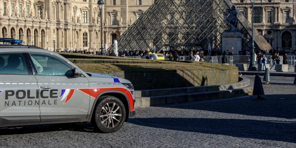 Policisti pie Luvras