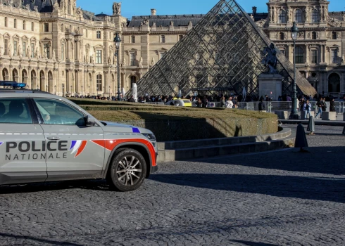 Policisti pie Luvras