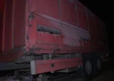 Lopiņi kravas automašīnā pavada 16 stundas uz "slidotavas" Kurzemē: atbildīgie dienesti noplāta rokas