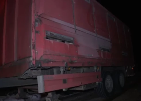 Tumsā un aukstumā lopiņiem nācās 16 stundas pavadīt uz apledojušā ceļa (ekrānuzņēmums no video)