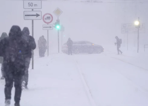 В центральных и восточных районах Латвии ожидается продолжительный снегопад и скользкие дороги.