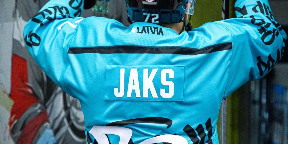 Jānis Jaks sasveicinās ar faniem (foto: "HC Energie Karlovy Vary" / Facebook)