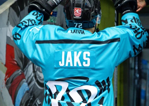 Jānis Jaks sasveicinās ar faniem (foto: "HC Energie Karlovy Vary" / Facebook)