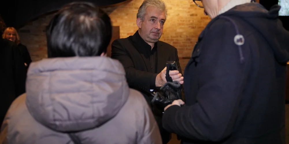 Ļaudis dodas uz Alvja Hermaņa iestudējuma "Ābeļziedi upē" pirmizrādi (foto: Mārtiņš Ziders)