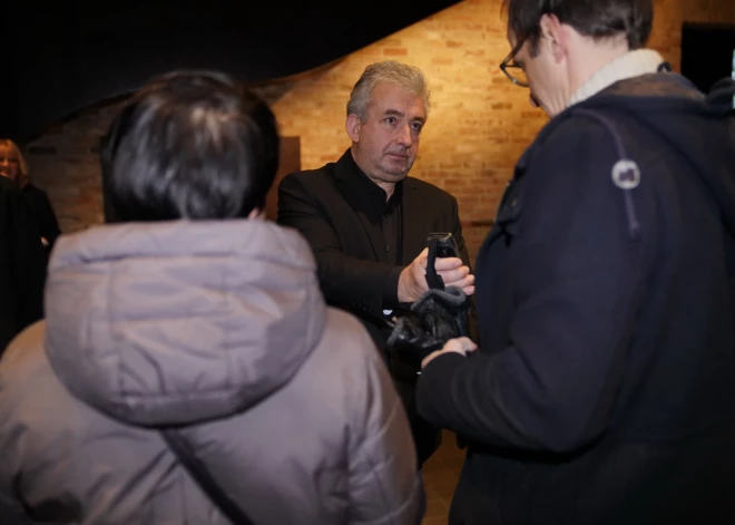 Ļaudis dodas uz Alvja Hermaņa iestudējuma "Ābeļziedi upē" pirmizrādi (foto: Mārtiņš Ziders)