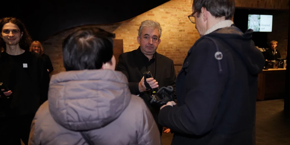 Ļaudis dodas uz Alvja Hermaņa iestudējuma "Ābeļziedi upē" pirmizrādi (foto: Mārtiņš Ziders)