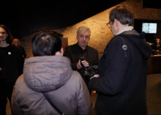 Mākslas baudītāji dodas uz Jauno Rīgas teātri, kur pirmizrādi piedzīvo Alvja Hermaņa iestudējums "Ābeļziedi upē". FOTO