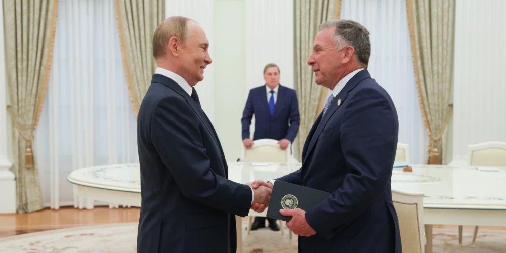 ASV prezidenta Donalda Trampa īpašais sūtnis Stīvs Vitkofs ļoti draudzīgs Maskavā ar Kremļa diktatoru Vladimiru Putinu. Fonā — "Bloomberg" publicētās telefonsarunas otrs sarunu biedrs, Putina padomnieks Jurijs Ušakovs