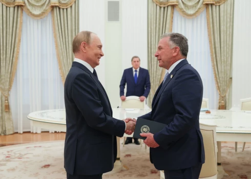 ASV prezidenta Donalda Trampa īpašais sūtnis Stīvs Vitkofs ļoti draudzīgs Maskavā ar Kremļa diktatoru Vladimiru Putinu. Fonā — "Bloomberg" publicētās telefonsarunas otrs sarunu biedrs, Putina padomnieks Jurijs Ušakovs