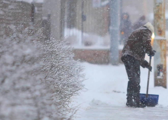 Latvijas dienvidaustrumos izsludināts dzeltenais brīdinājums par stipru snigšanu